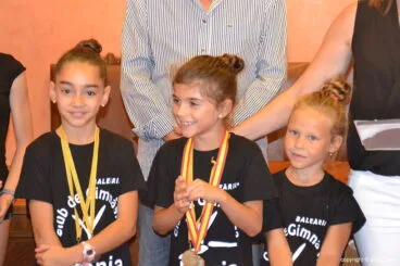 Jóvenes gimnastas sonrientes