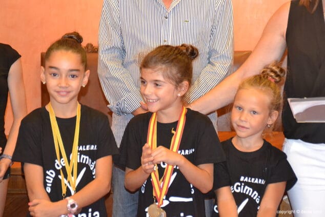 Calurosa recepción en el ayuntamiento a las chicas del Club Gimnàstica Dénia 21 jovenes gimnastas sonrientes