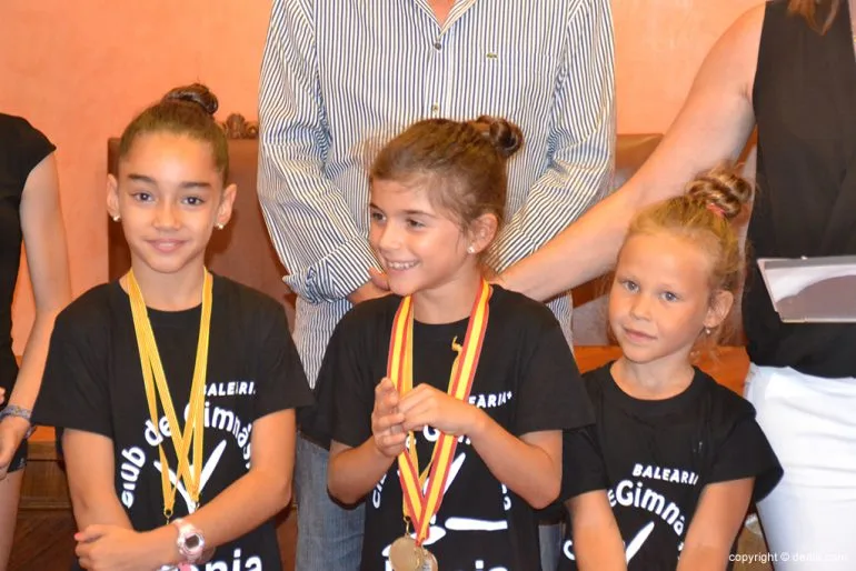 Jóvenes gimnastas sonrientes