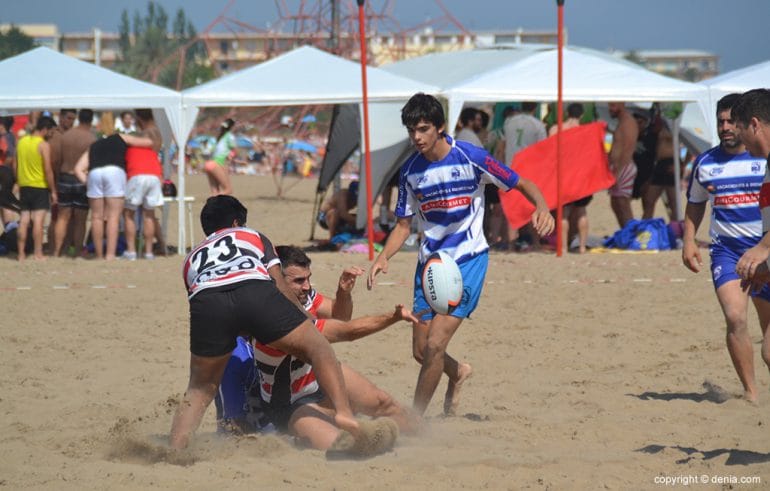 Jugador soltando el balón oval