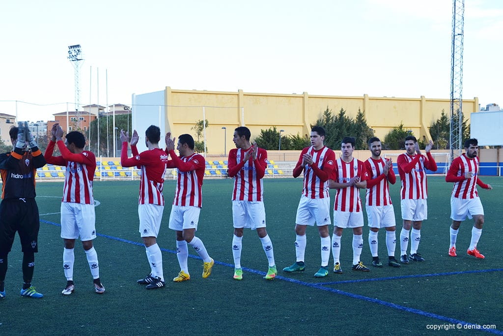 jugadores de ue lalcudia saludando en denia