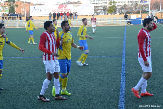jugadores del cd denia y lalcudia en el campo diego mena