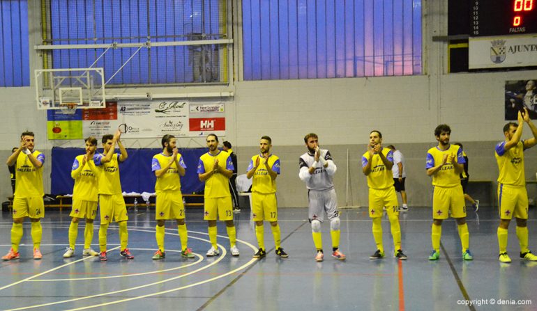 Dénia Futsal jogadores cumprimentando o público