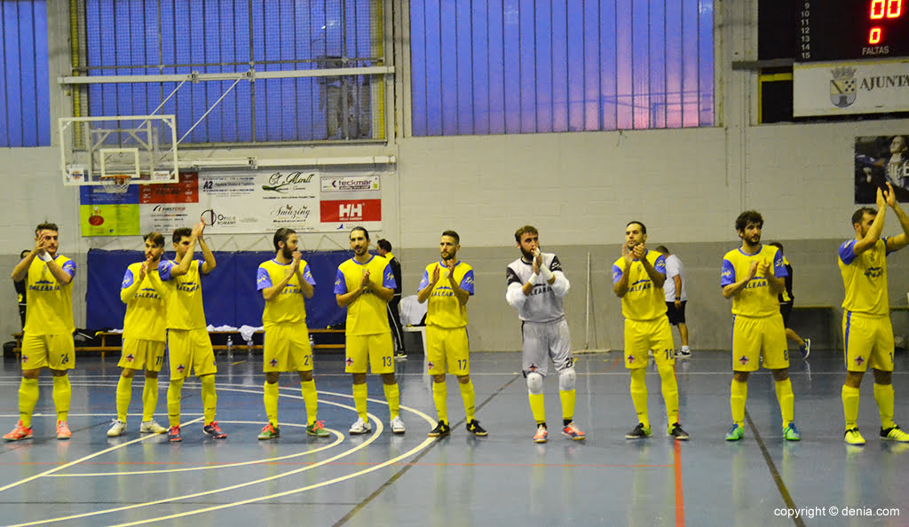 Jugadores del Dénia Futsal saludando al público