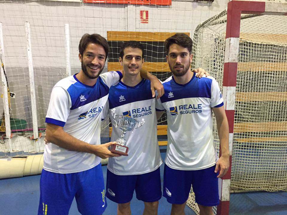 El equipo de Reale Seguros Ginestar fue el vencedor de las '24 Horas Ciudad de Dénia' 3 jugadores del reale seguros ginestar con el trofeo