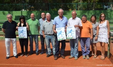 La directiva del Club Tenis con el alcalde y la edil de deportes