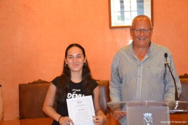 La gimnasta Karina Díaz con su diploma