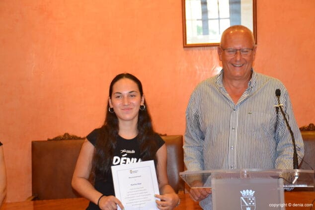 Calurosa recepción en el ayuntamiento a las chicas del Club Gimnàstica Dénia 13 la gimnasta karina diaz con su diploma