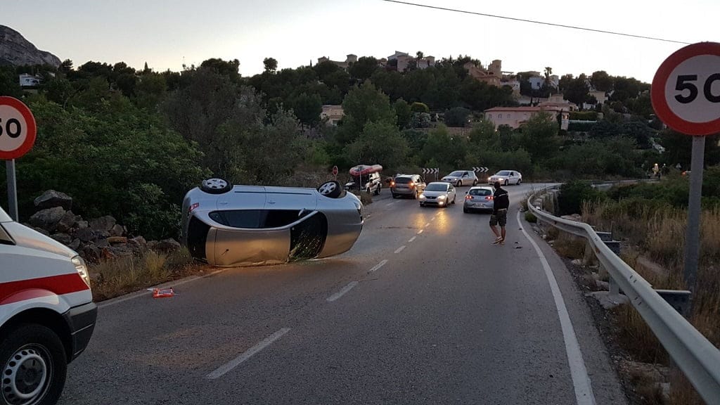 Un vehículo vuelca tras un accidente en la carretera de Les Planes 1 les planes accidente