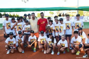 Los finalistas junto a los recogepelotas