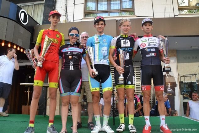 los mejores de la categoria cadete con sus trofeos
