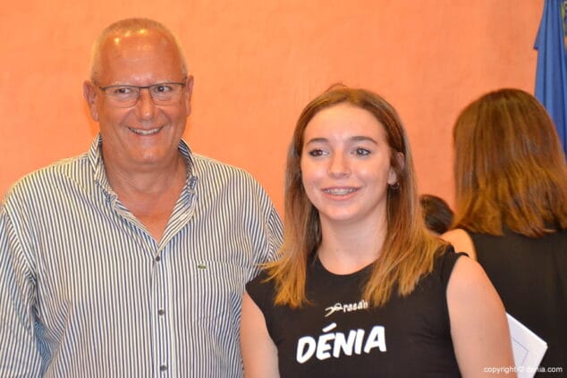 Calurosa recepción en el ayuntamiento a las chicas del Club Gimnàstica Dénia 10 lourdes miralles con el alcalde