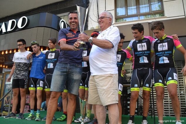 luis gerardo alvarez recogiendo el trofeo