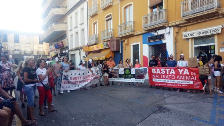Manifestantes animalistas en Dénia