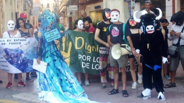 manifestantes antitaurinos en denia