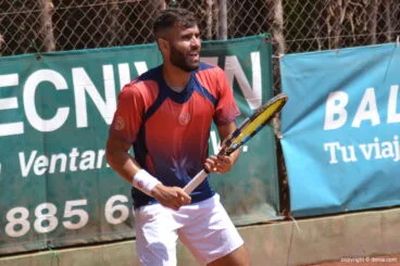 Marc Giner esperando una bola