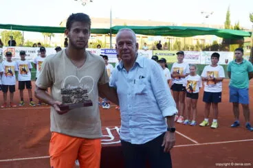 Martinez Cascales entregando el trofeo a Lizariturry
