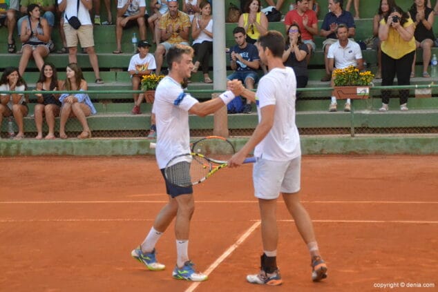 martinez felicita a su companero gakhov