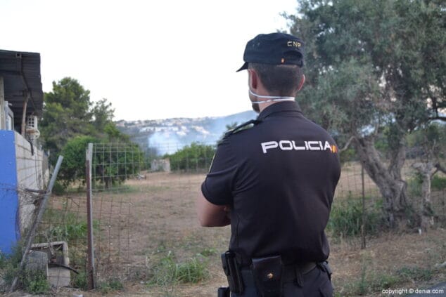 El incendio en una parcela del camino del Cementario obliga a cortar la carretera y evacuar las naves falleras 7 miembro de la policia nacional de denia en el incendio