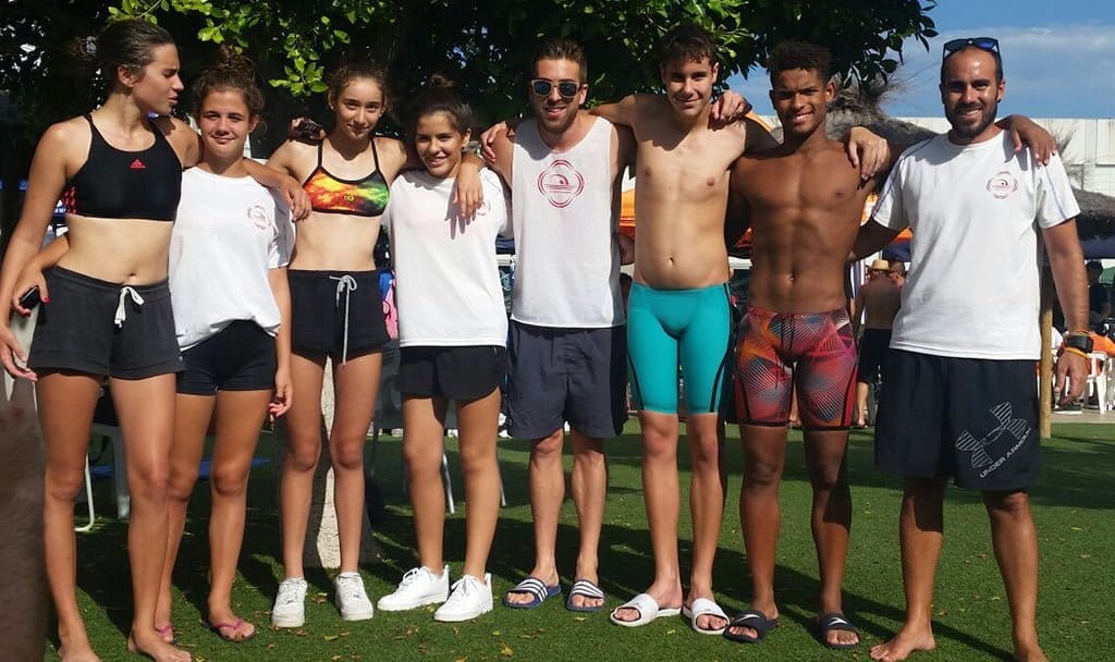 miguel angel ordonez con sus companeros del club natacio aquatic les marines