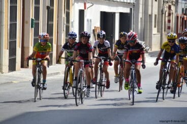 Pelotón alevín en la calle Colón
