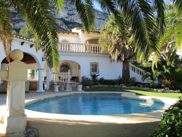 piscina aguila rent a villa