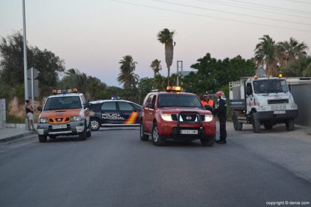 El incendio en una parcela del camino del Cementario obliga a cortar la carretera y evacuar las naves falleras 8 proteccion civil bomberos y policia en los alrededores del incendio