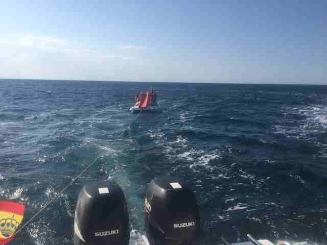 remolque a un patinete en aguas de denia