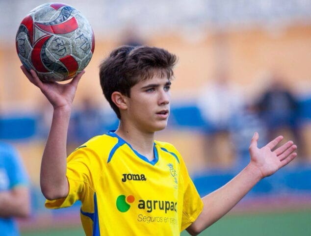 santi palacios sacando de banda