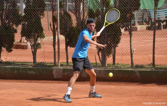 sergi perez dando una derecha