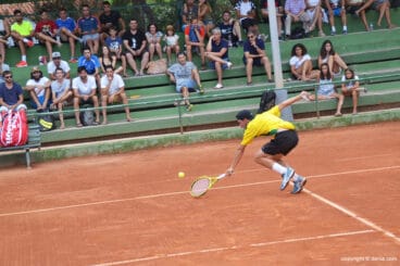 sergi perez intentando llegar a una dejada