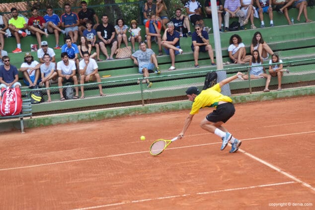 sergi perez intentando llegar a una dejada