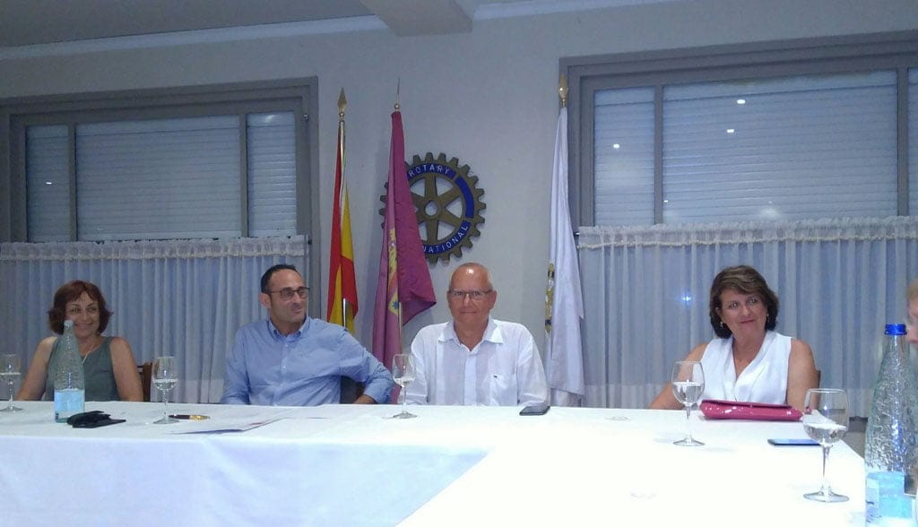 El Club Rotario de Dénia celebra la primera reunión del 2017/2018 con la presencia del alcalde 1 vicent grimalt y su mujer en la reunion del club rotario de denia