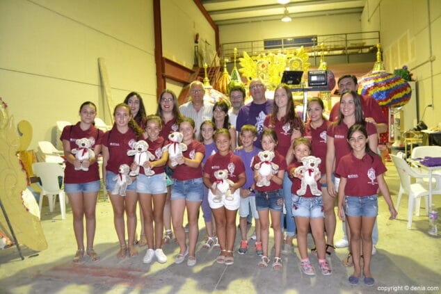 Las fallas de Dénia trabajan en la confección de las carrozas con las que desfilarán el próximo 15 de julio 13 visita a la carroza de la falla campaments