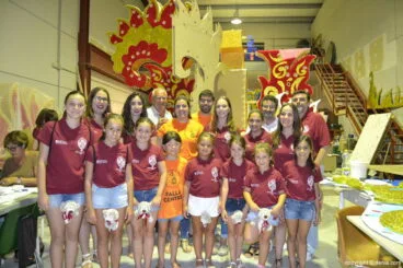 Visita a la carroza de la falla Centro