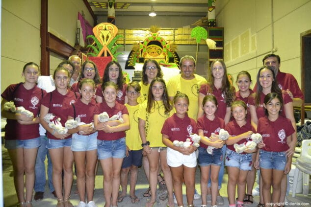 Las fallas de Dénia trabajan en la confección de las carrozas con las que desfilarán el próximo 15 de julio 4 visita a la carroza de la falla darrere del castell