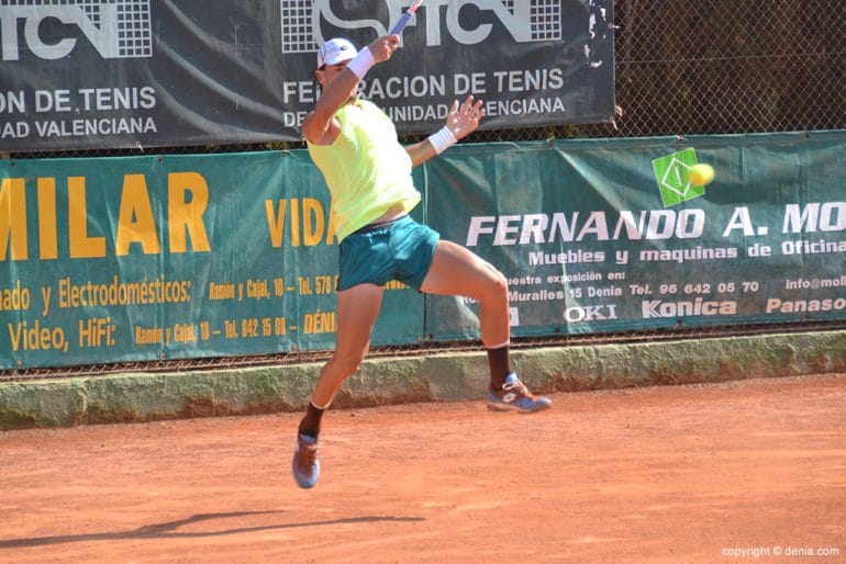 Vullent Tashi dando una derecha