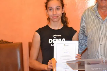 Zaira Más con su diploma