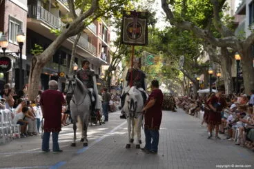 Capitanía Filà Templaris – Caballos con estandarte