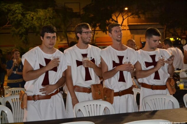06 cena de acampada moros y cristianos 2017 fila templaris