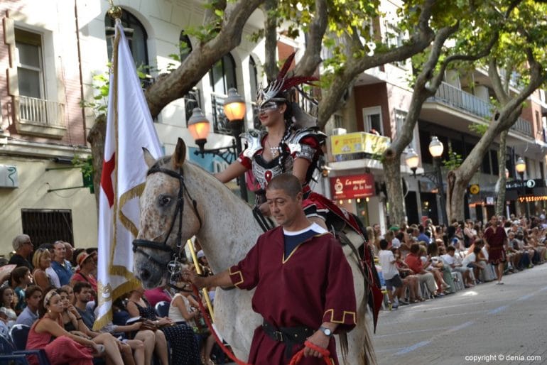 Capitanía Filà Templaris - Caballo con el estandarte de la abanderada