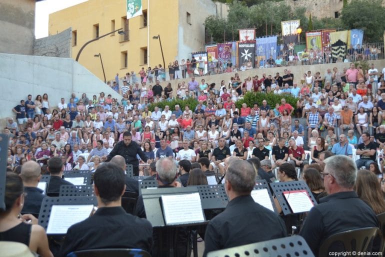 Concierto de música festera Moros y Cristianos Dénia 2017 - Público en la plaza