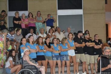 Concierto de música festera Moros y Cristianos Dénia 2017 – público desfilando