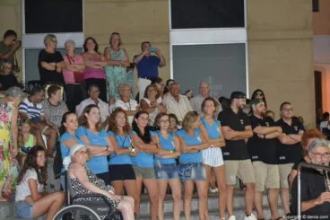 Concierto de música festera Moros y Cristianos Dénia 2017 – público desfilando