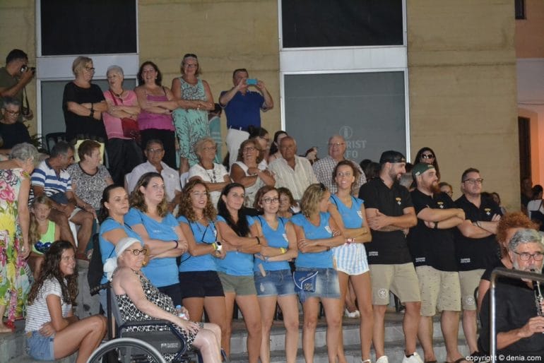 Concierto de música festera Moros y Cristianos Dénia 2017 - público desfilando