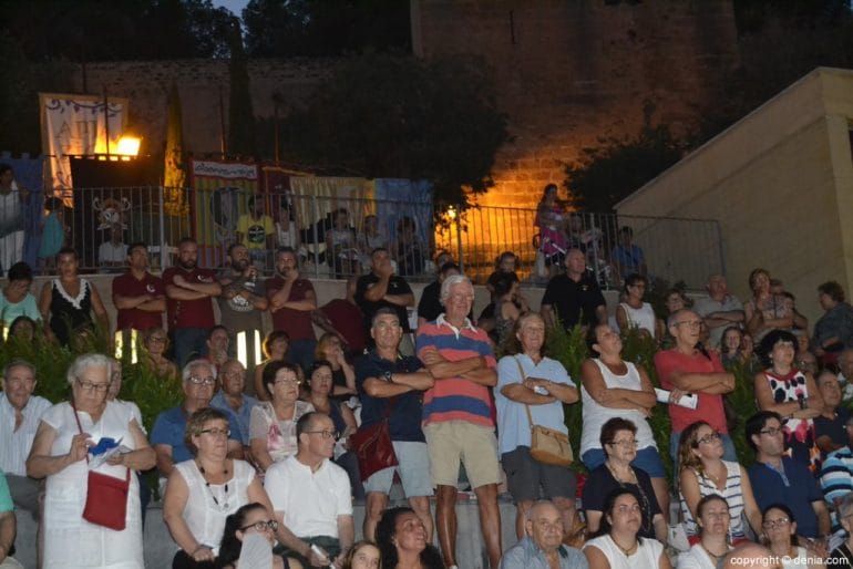 Concierto de música festera Moros y Cristianos Dénia 2017 - público desfilando