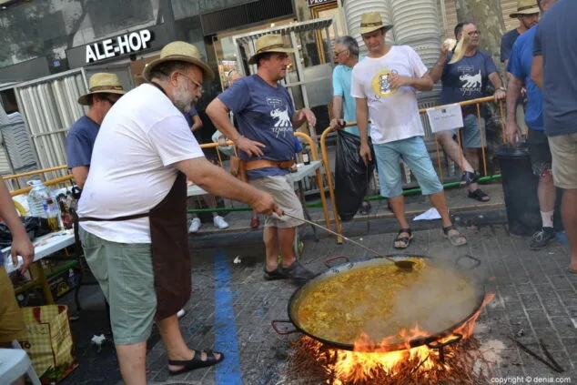 35 concurso de paellas sant roc 2017 cocinero de la fila templaris