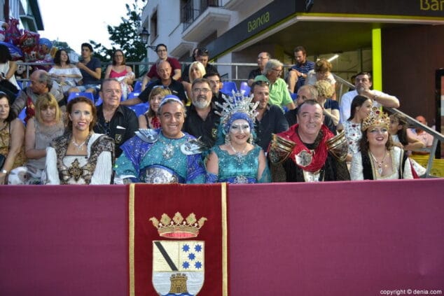45 desfile de gala moros y cristianos denia 2017 capitanes en la tribuna