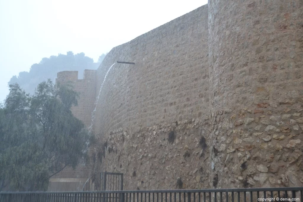 Agua cayendo desde la muralla del Castillo