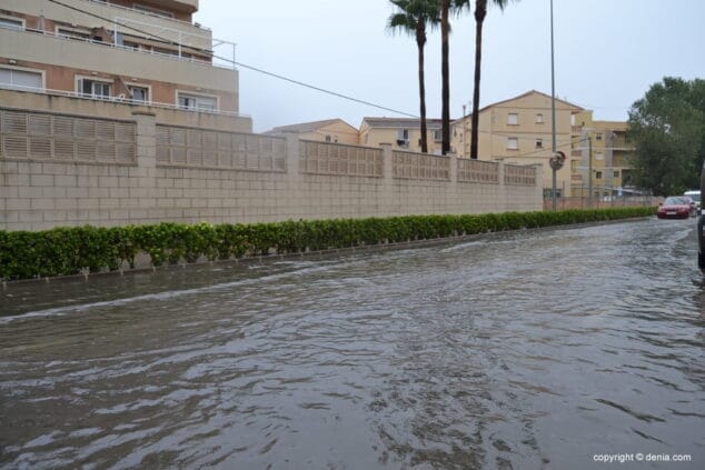 agua en el camino de gandia de denia